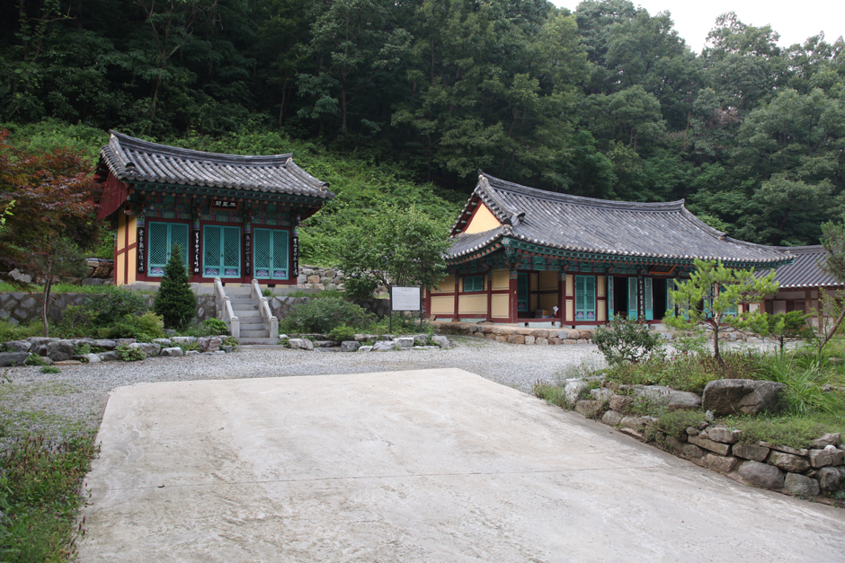 충주 백운암 철조여래좌상 여행 추천 - 메고지고
