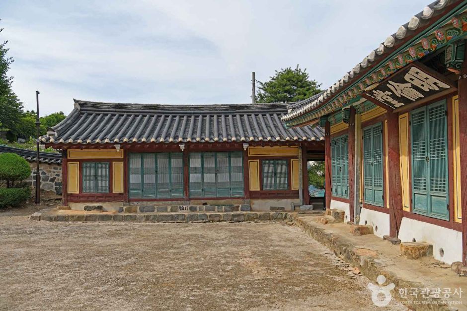 신창향교 여행 추천 - 메고지고