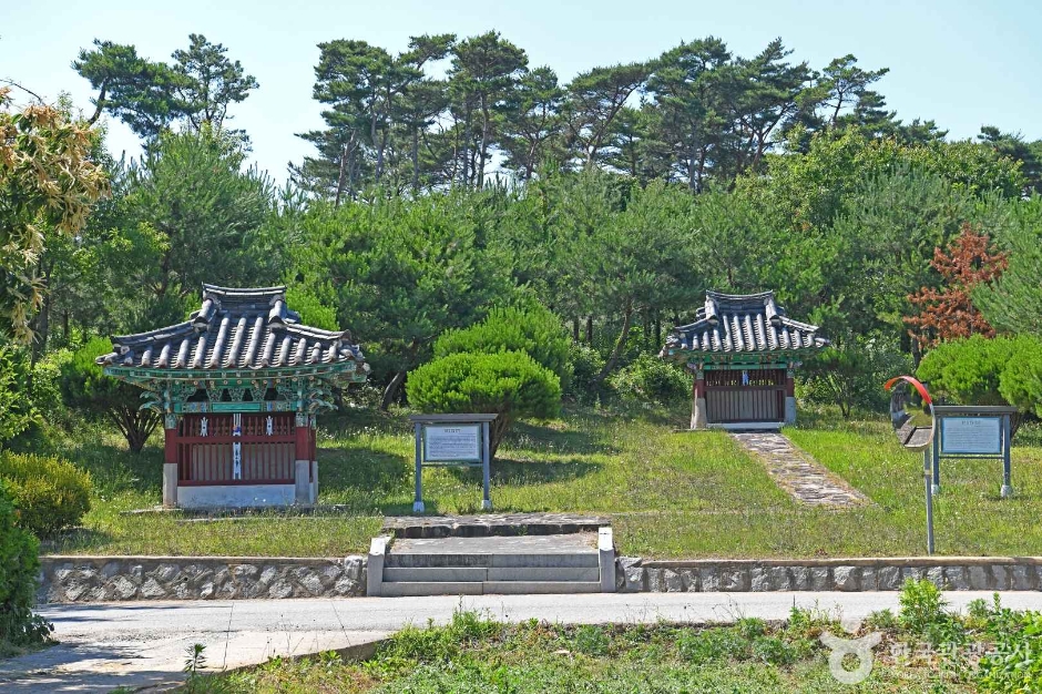 김공 휘 유경 효자문·김공 휘 홍익 충신문 여행 추천 - 메고지고