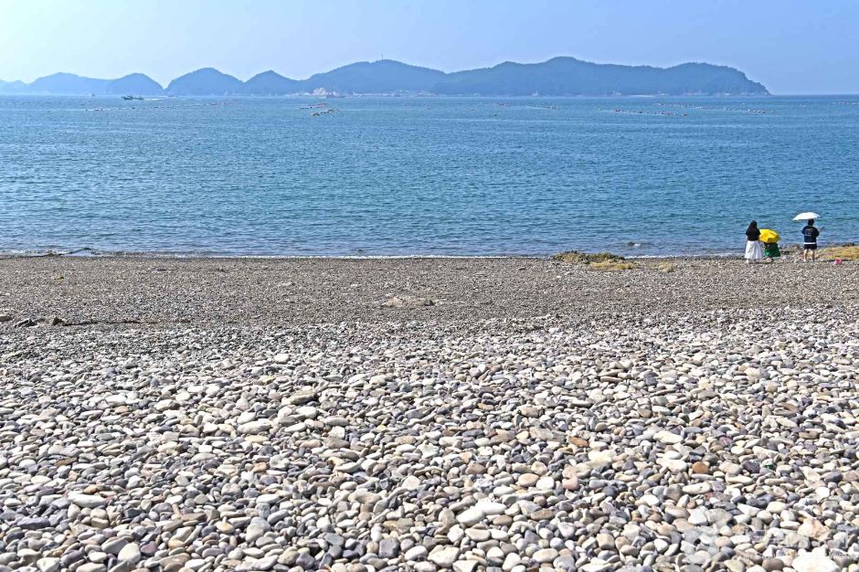 몽돌해수욕장 (몽돌해변) 여행 추천 - 메고지고 몽돌해수욕장 (몽돌해변) 여행 추천 - 메고지고