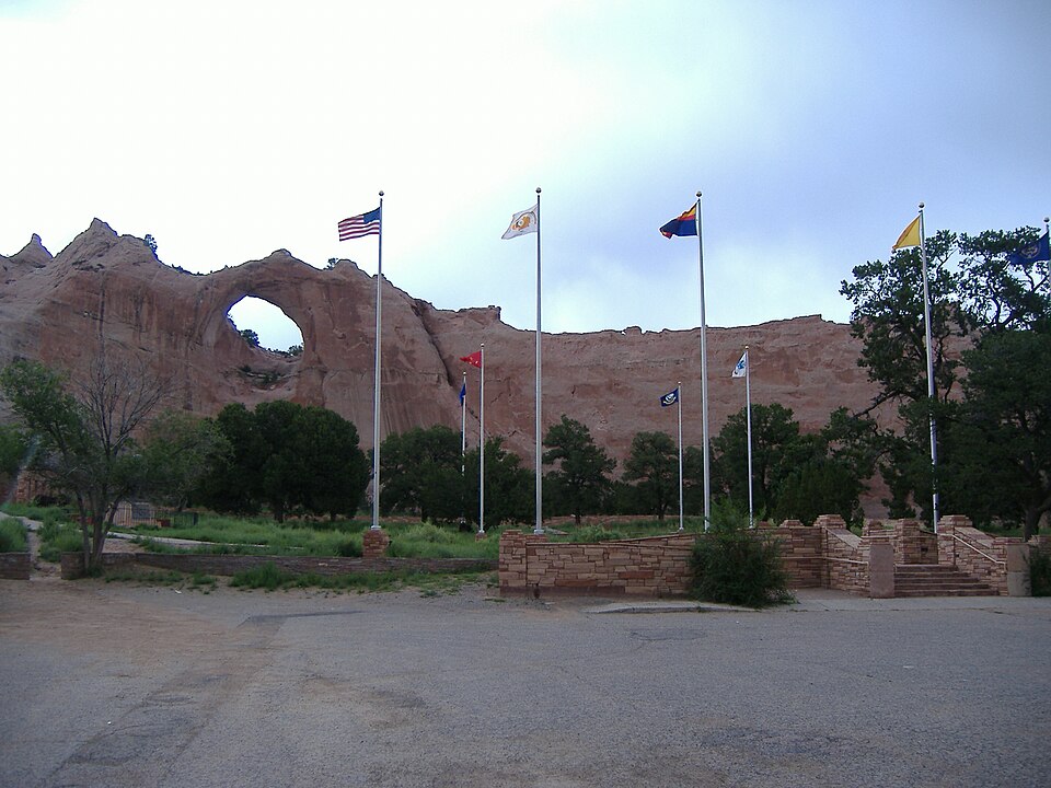 윈도 록 나바호 부족공원 (Window Rock Navajo Tribal Park) 여행 추천 - 로드트립