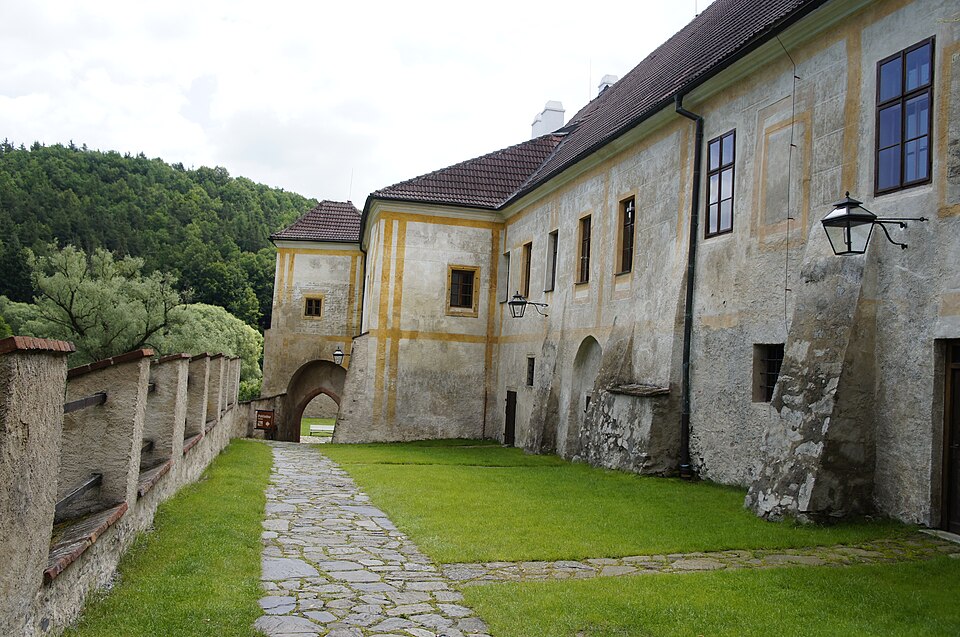 즐라타 코루나 수도원 (Zlatá Koruna Monastery) 여행 추천 - 로드트립