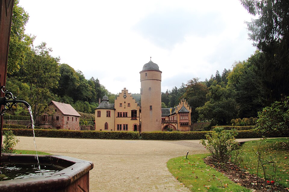 메스펠브룬 수상궁전 (Schloss Mespelbrunn) 여행 추천 - 로드트립