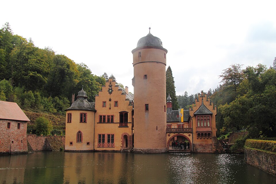 메스펠브룬 수상궁전 (Schloss Mespelbrunn) 여행 추천 - 로드트립