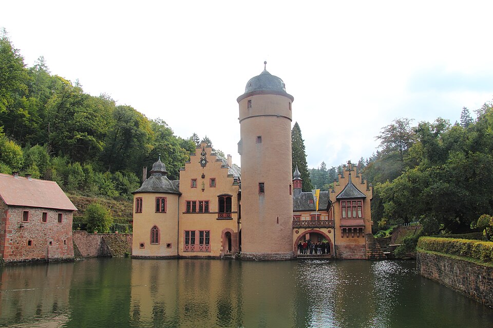 메스펠브룬 수상궁전 (Schloss Mespelbrunn) 여행 추천 - 로드트립
