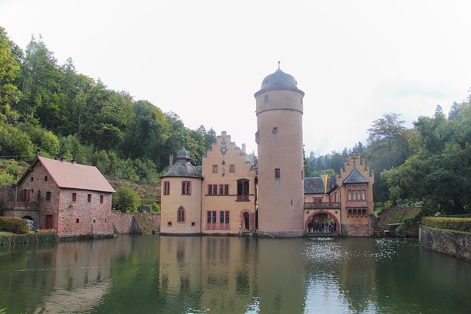 메스펠브룬 수상궁전 (Schloss Mespelbrunn) 여행 추천 - 로드트립