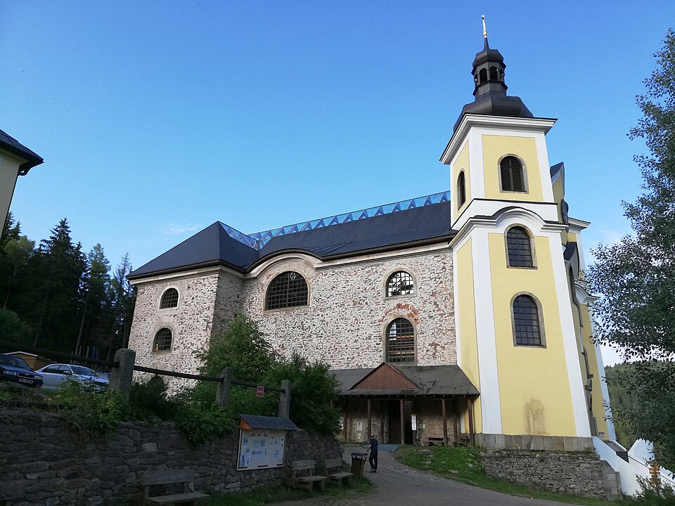 네라토프 유리천장 순례성당 (Church of the Assumption, Neratov) 여행 추천 - 로드트립