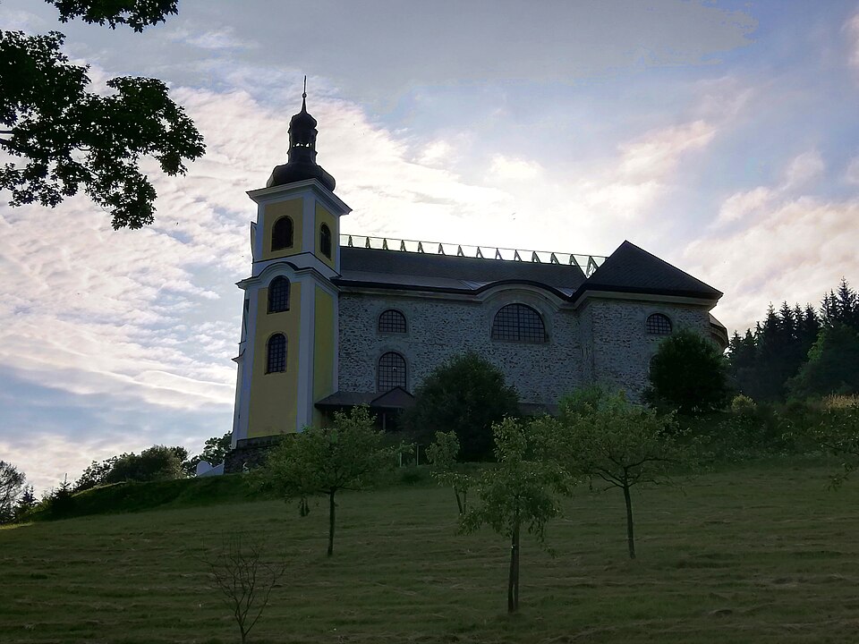네라토프 유리천장 순례성당 (Church of the Assumption, Neratov) 여행 추천 - 로드트립