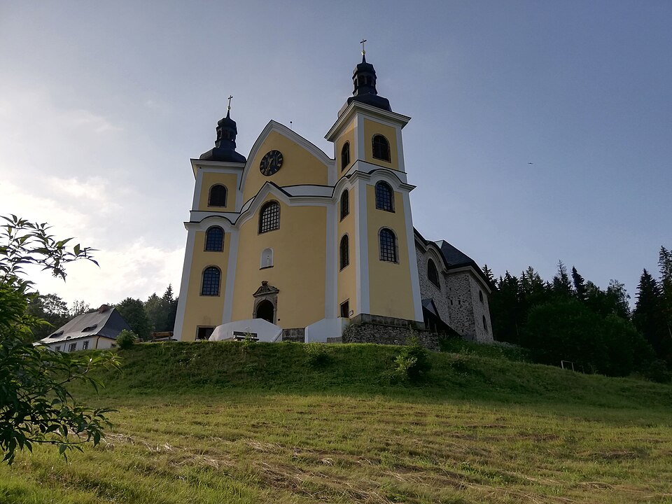 네라토프 유리천장 순례성당 (Church of the Assumption, Neratov) 여행 추천 - 로드트립