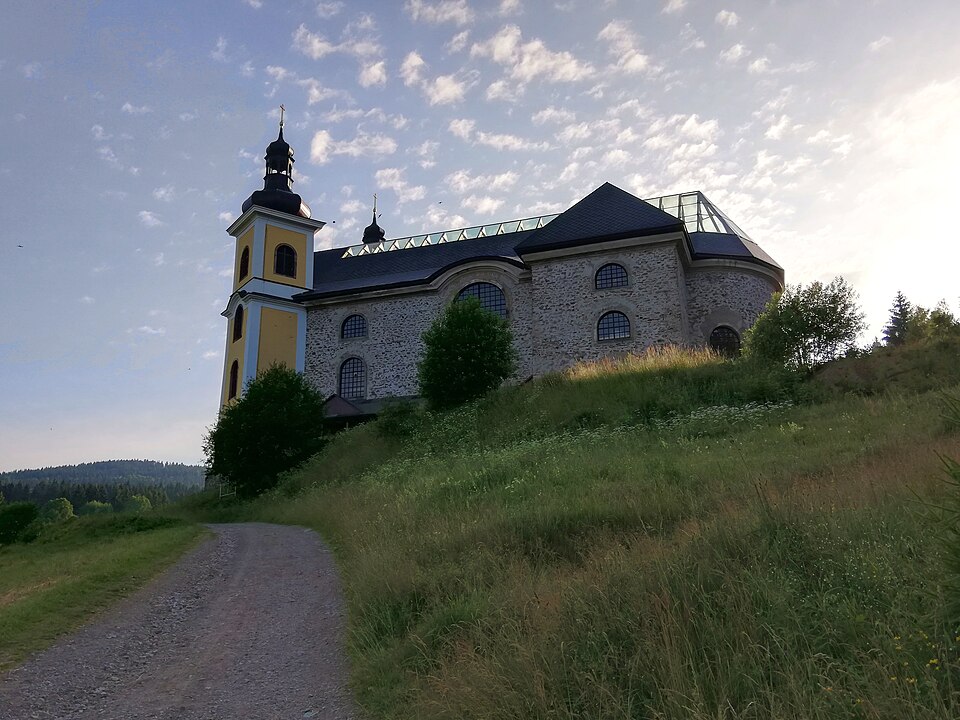 네라토프 유리천장 순례성당 (Church of the Assumption, Neratov) 여행 추천 - 로드트립