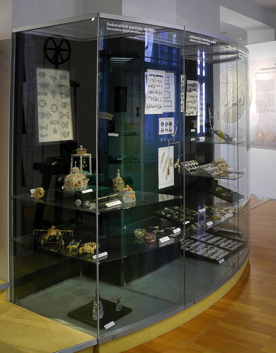 야블로네츠 유리·장신구 박물관 (Museum of Glass and Jewellery) 여행 추천 - 로드트립