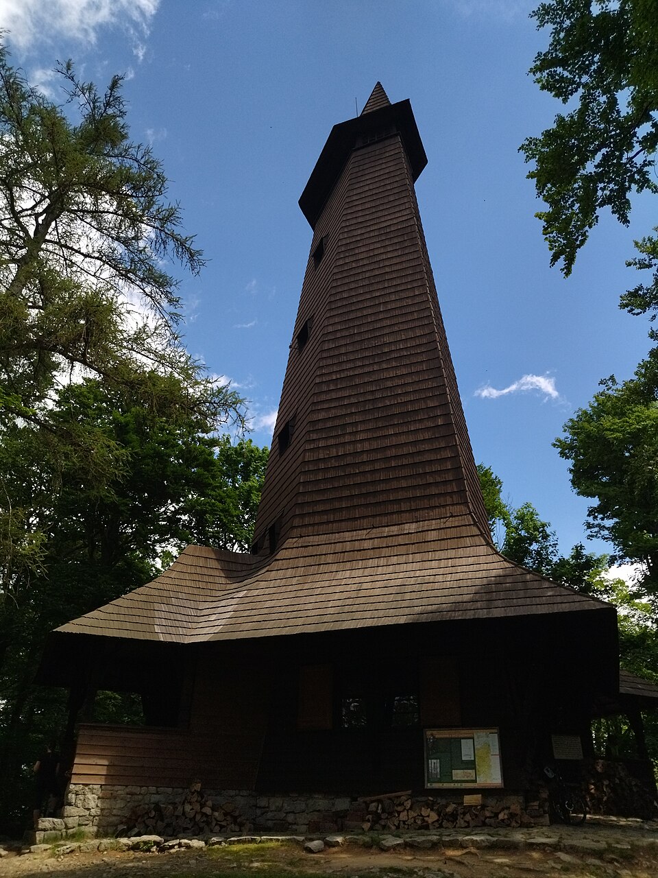 벨키 블라니크 전망탑 (Velký Blaník Lookout Tower) 여행 추천 - 로드트립