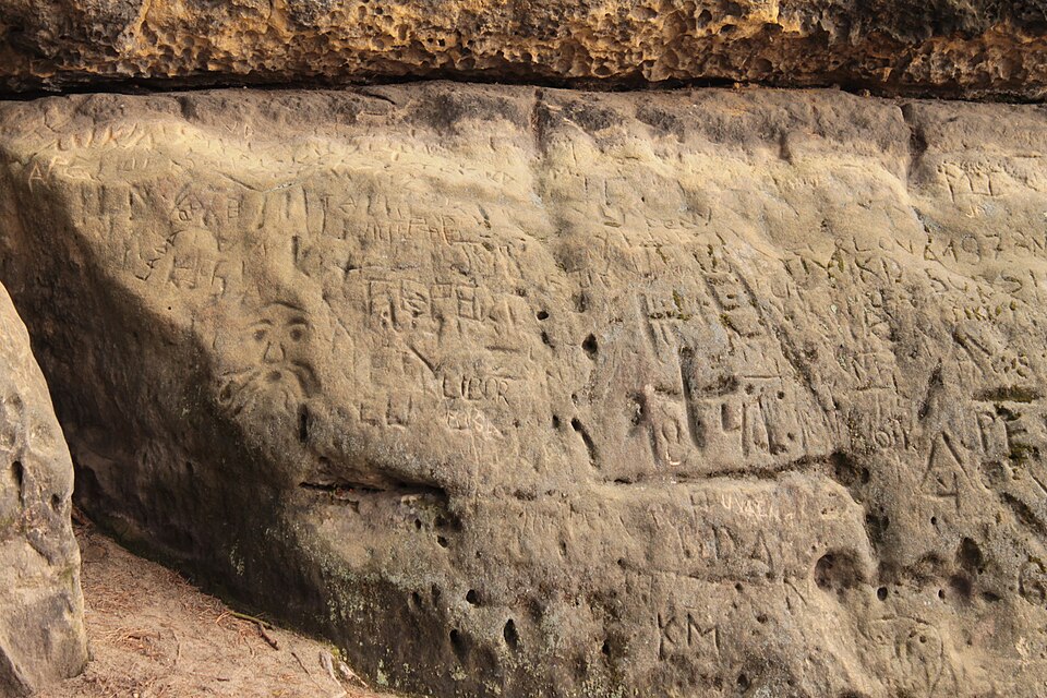 젤리주 악마의 머리 사암조각 (Čertovy hlavy Sandstone Sculptures) 여행 추천 - 로드트립