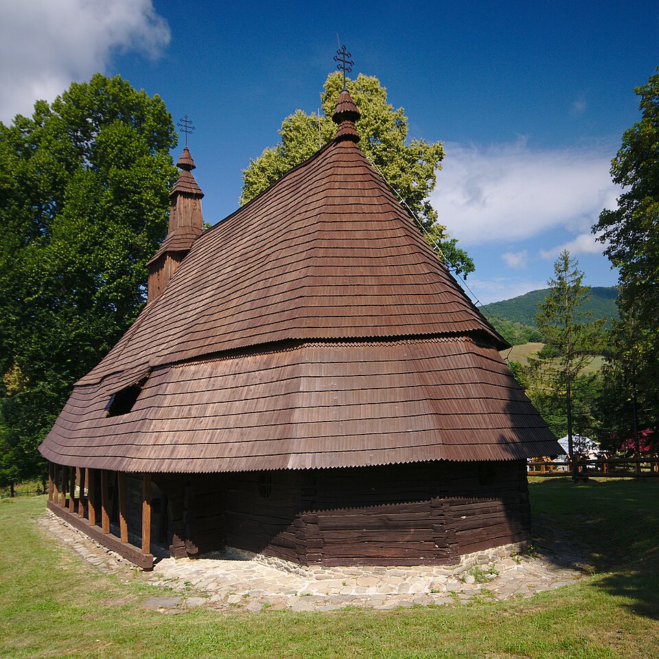 토폴랴 성 미카엘 대천사 목조교회 (St. Michael the Archangel Wooden Church, Topoľa) 여행 추천 - 로드트립