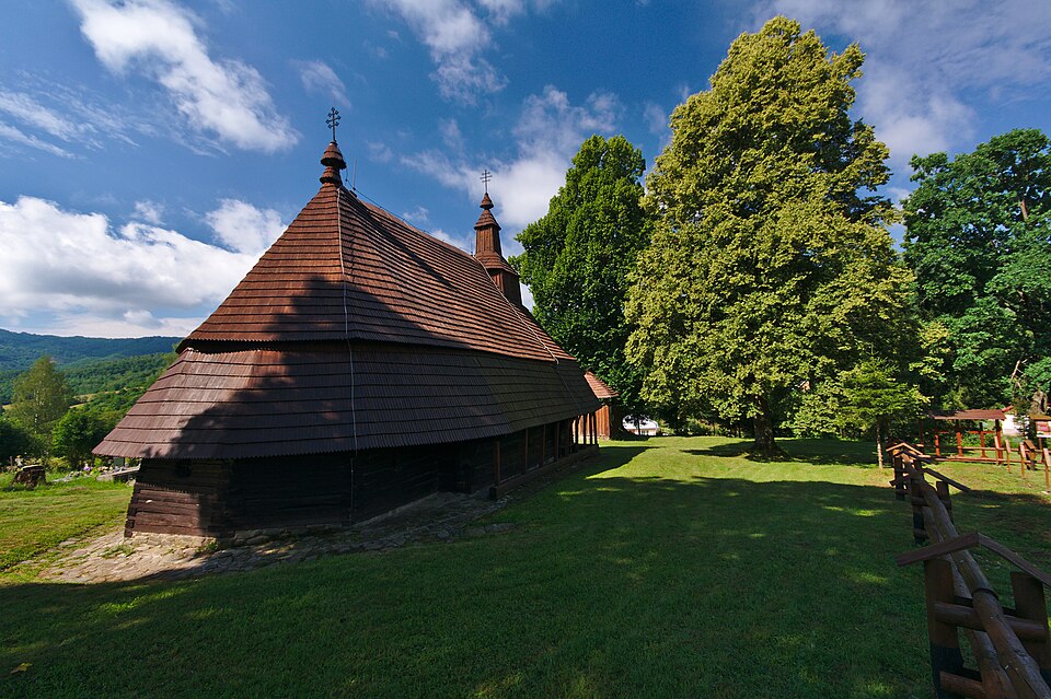 토폴랴 성 미카엘 대천사 목조교회 (St. Michael the Archangel Wooden Church, Topoľa) 여행 추천 - 로드트립