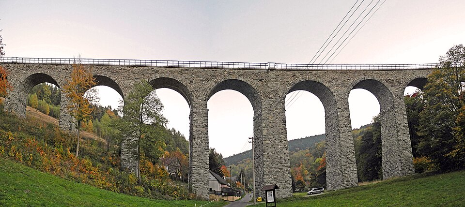 노비나 14아치 철도교 (Novina Railway Viaduct) 여행 추천 - 로드트립