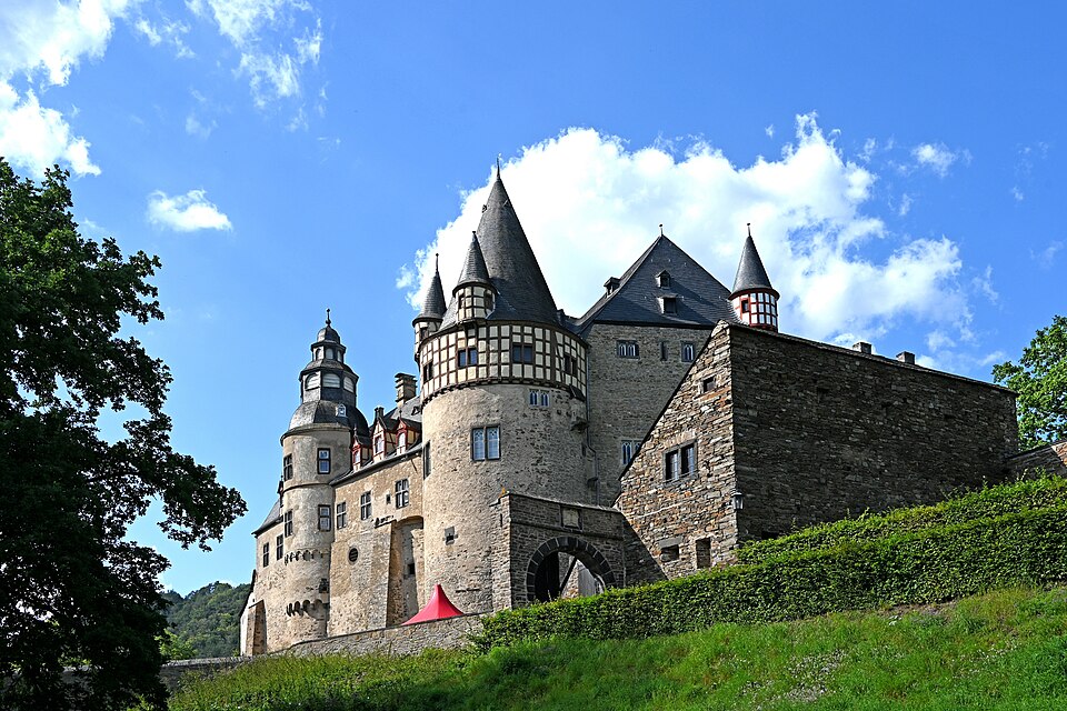 뷔레스하임 궁전·중세 성채 (Schloss Bürresheim) 여행 추천 - 로드트립