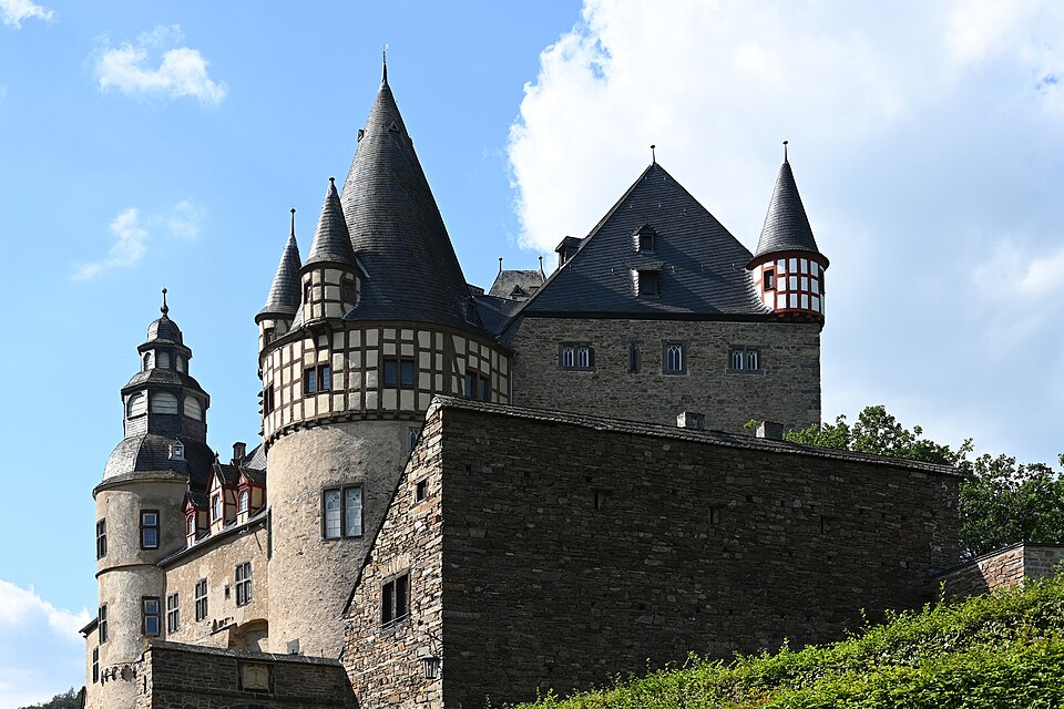 뷔레스하임 궁전·중세 성채 (Schloss Bürresheim) 여행 추천 - 로드트립