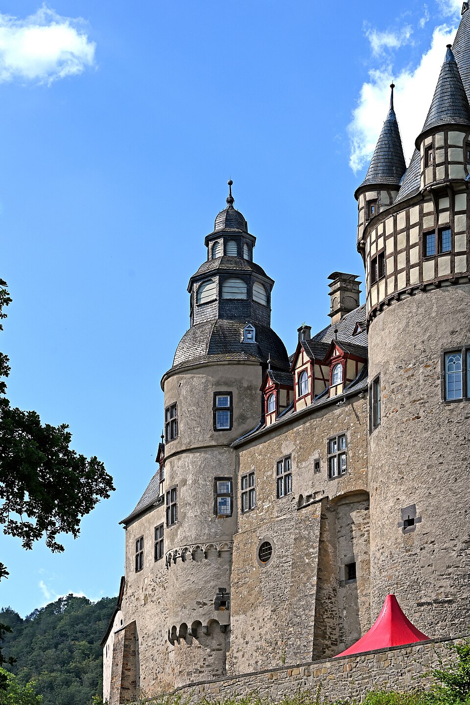 뷔레스하임 궁전·중세 성채 (Schloss Bürresheim) 여행 추천 - 로드트립