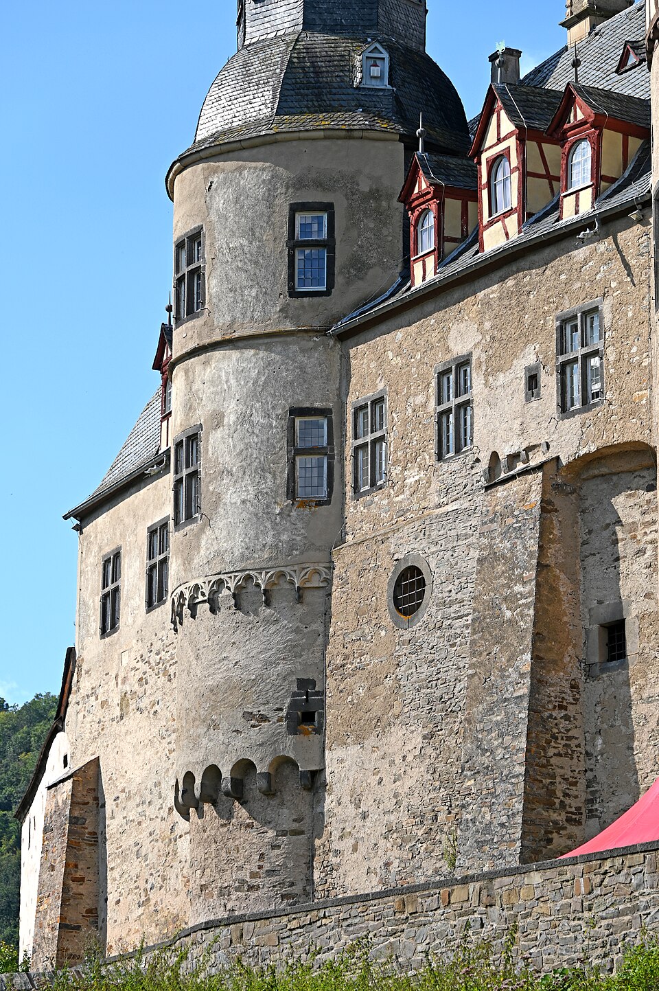 뷔레스하임 궁전·중세 성채 (Schloss Bürresheim) 여행 추천 - 로드트립