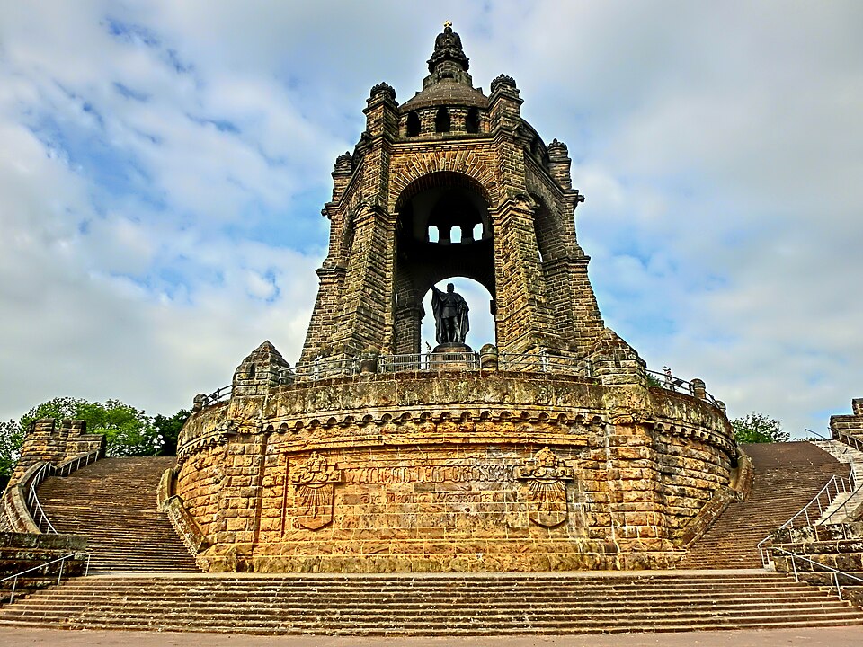 포르타 베스트팔리카 카이저 빌헬름 기념비 (Kaiser-Wilhelm-Denkmal an der Porta Westfalica) 여행 추천 - 로드트립