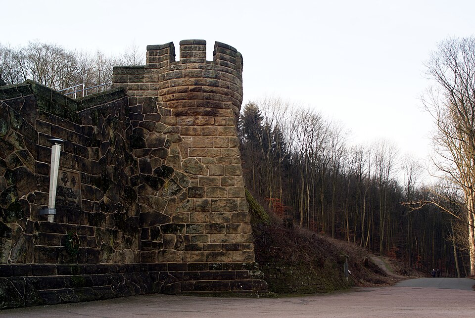 포르타 베스트팔리카 카이저 빌헬름 기념비 (Kaiser-Wilhelm-Denkmal an der Porta Westfalica) 여행 추천 - 로드트립