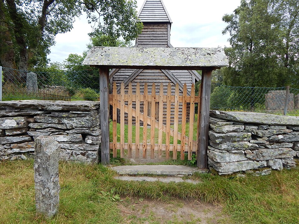 홀드후스 옛 교회 (Holdhus gamle kyrkje) 여행 추천 - 로드트립