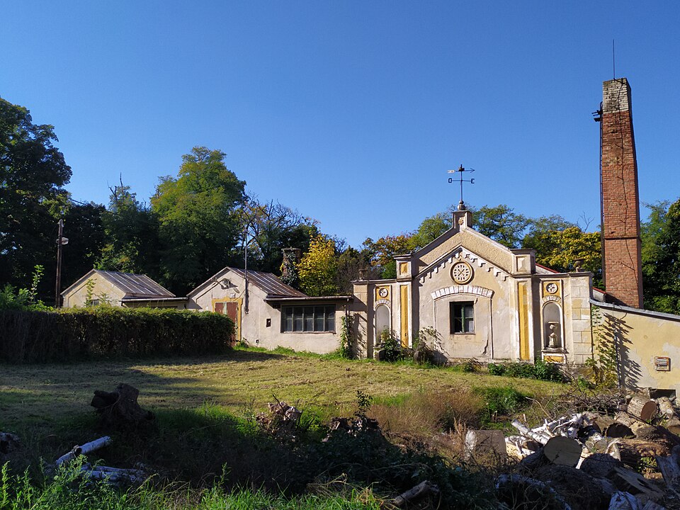 흘로호베츠성·귀족 저택 (Hlohovec Castle · Hlohovský zámok) 여행 추천 - 로드트립