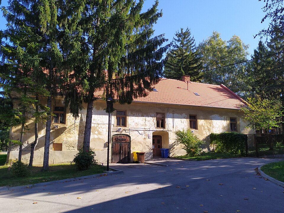 흘로호베츠성·귀족 저택 (Hlohovec Castle · Hlohovský zámok) 여행 추천 - 로드트립