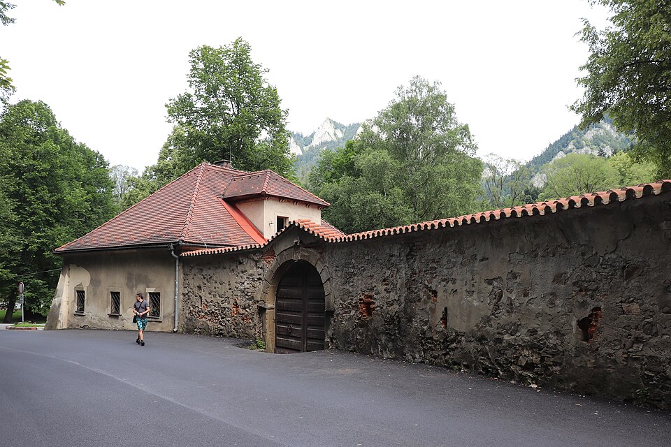 체르베니 클라슈토르 붉은 수도원 (Červený Kláštor Monastery) 여행 추천 - 로드트립