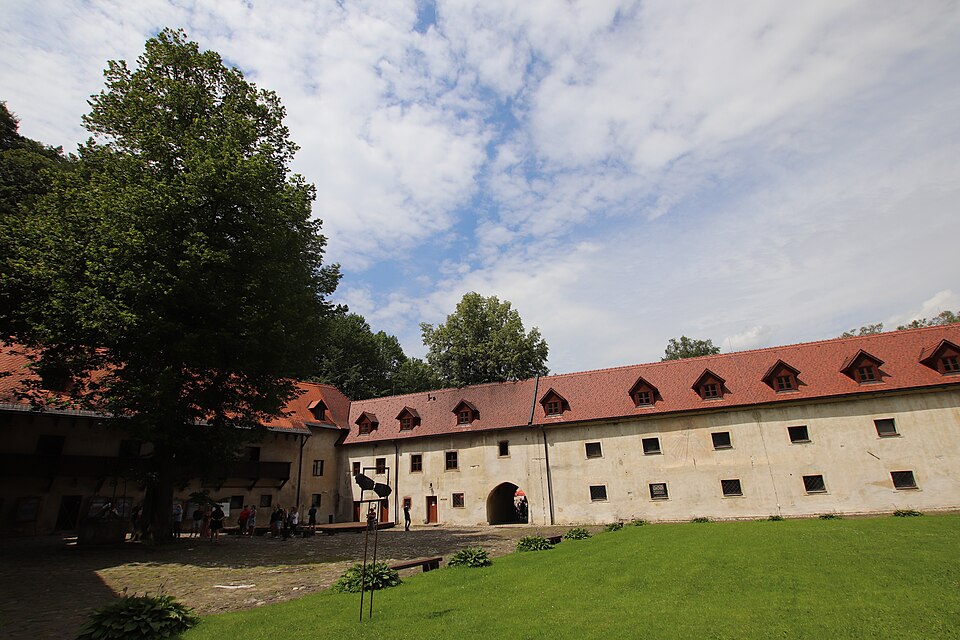 체르베니 클라슈토르 붉은 수도원 (Červený Kláštor Monastery) 여행 추천 - 로드트립