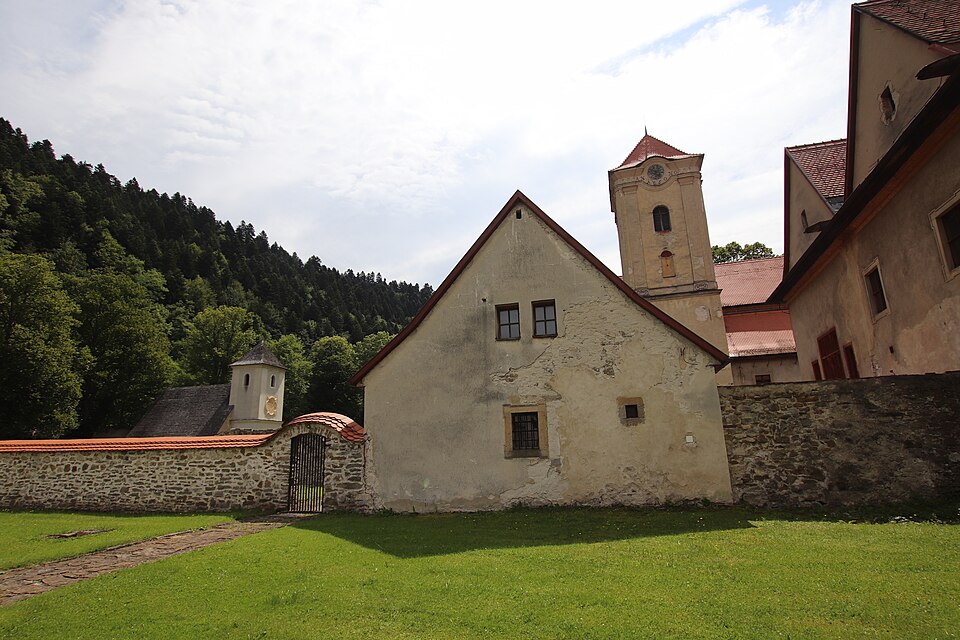 체르베니 클라슈토르 붉은 수도원 (Červený Kláštor Monastery) 여행 추천 - 로드트립