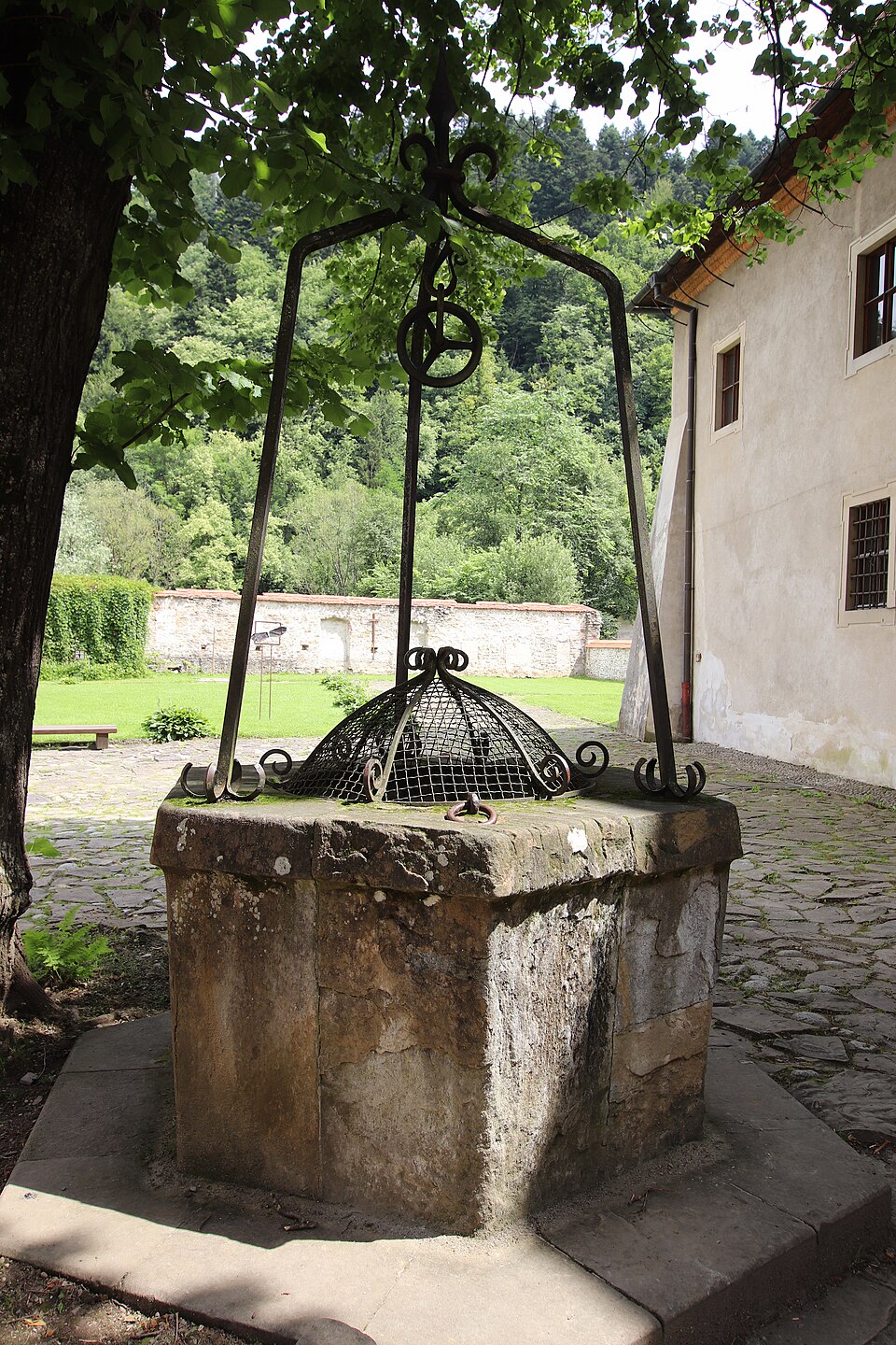 체르베니 클라슈토르 붉은 수도원 (Červený Kláštor Monastery) 여행 추천 - 로드트립