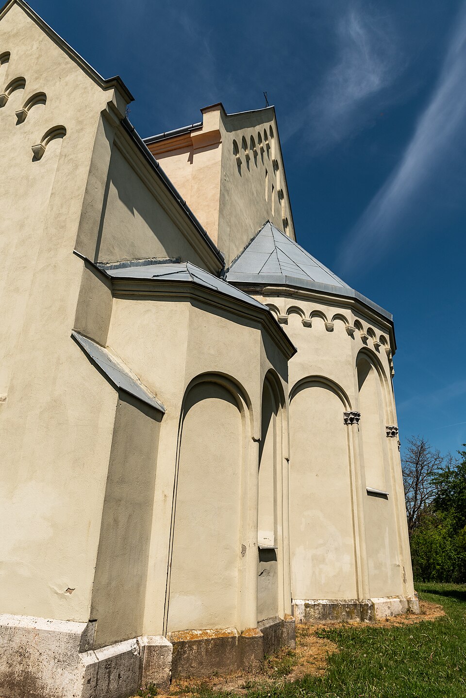 비냐 성모승천 로마네스크 교회 (Church of the Virgin Mary · Bíňa) 여행 추천 - 로드트립