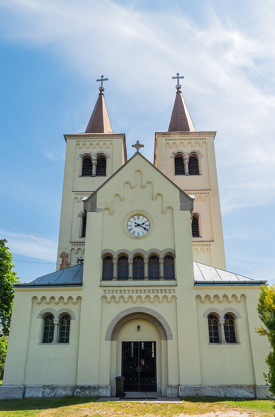 비냐 성모승천 로마네스크 교회 (Church of the Virgin Mary · Bíňa) 여행 추천 - 로드트립