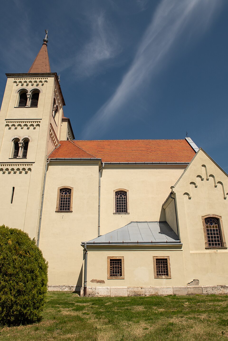 비냐 성모승천 로마네스크 교회 (Church of the Virgin Mary · Bíňa) 여행 추천 - 로드트립
