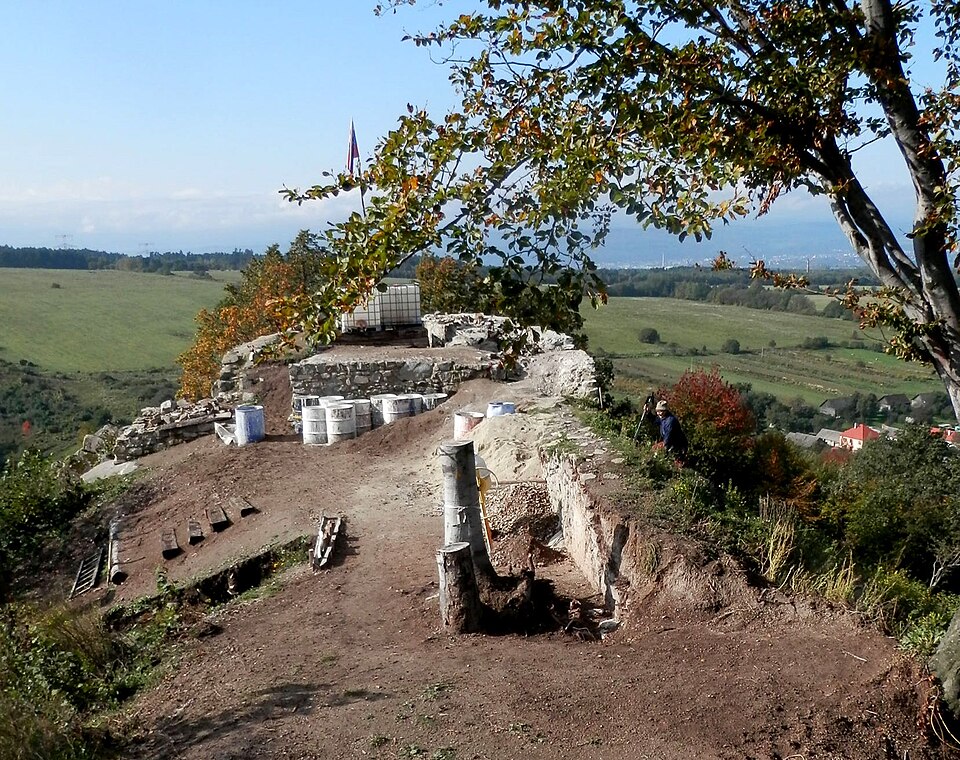 포드흐라디크 셰베시성 유적 (Šebeš Castle · Hrad Šebeš) 여행 추천 - 로드트립