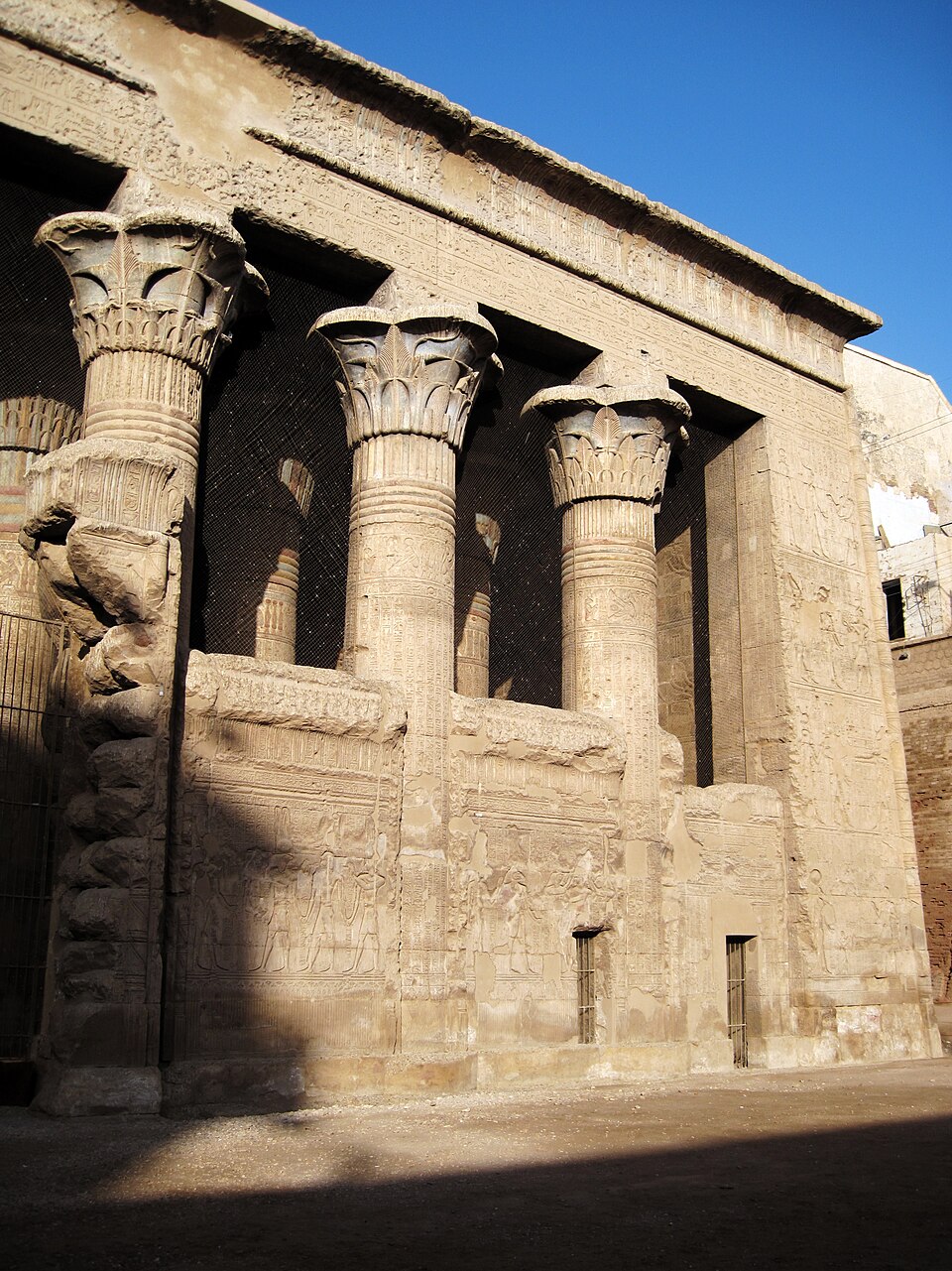에스나 크눔 신전 (Temple of Khnum at Esna) 여행 추천 - 로드트립