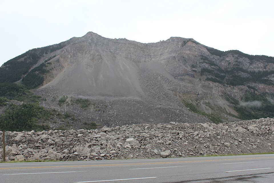 프랭크 슬라이드 해설센터 (Frank Slide Interpretive Centre) 여행 추천 - 로드트립