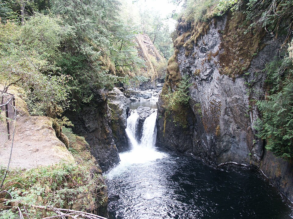 잉글리시먼 리버 폭포 주립공원 (Englishman River Falls Park) 여행 추천 - 로드트립