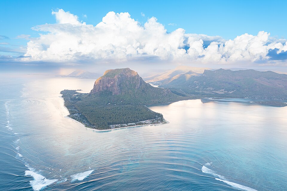 르 몬 수중폭포 전망 (Le Morne Underwater Waterfall Illusion) 여행 추천 - 로드트립