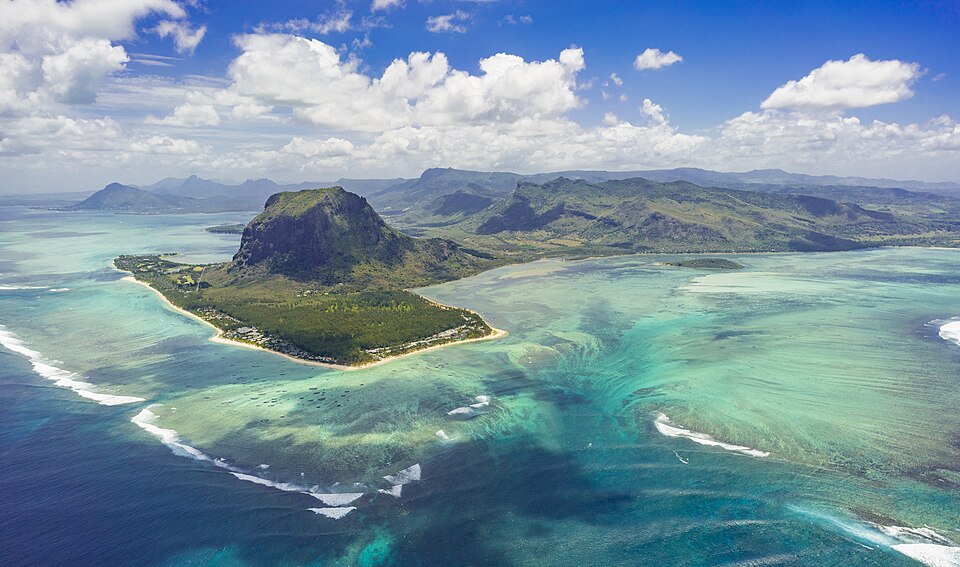 르 몬 수중폭포 (Le Morne Underwater Waterfall) 여행 추천 - 로드트립