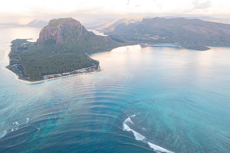 르 몬 수중폭포 (Le Morne Underwater Waterfall) 여행 추천 - 로드트립