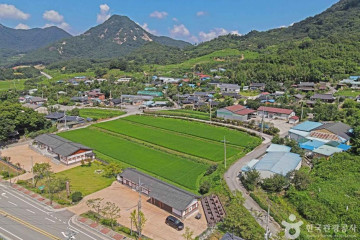 석산리 마애여래좌상 여행 추천 - 메고지고