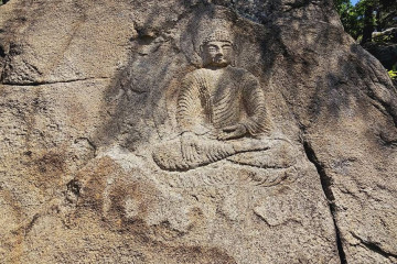 경주 남산 신선암 마애보살반가상 여행 추천 - 메고지고
