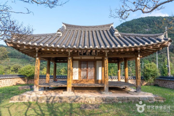 석산리 마애여래좌상 여행 추천 - 메고지고