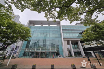 봉산문화회관 여행 추천 - 메고지고