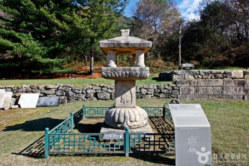 충주 미륵대원지 석조보살의좌상 여행 추천 - 메고지고