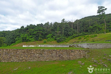 충주 숭선사지 당간지주 여행 추천 - 메고지고