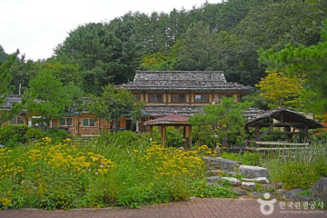 삼척 신리 너와집과 민속유물 여행 추천 - 메고지고